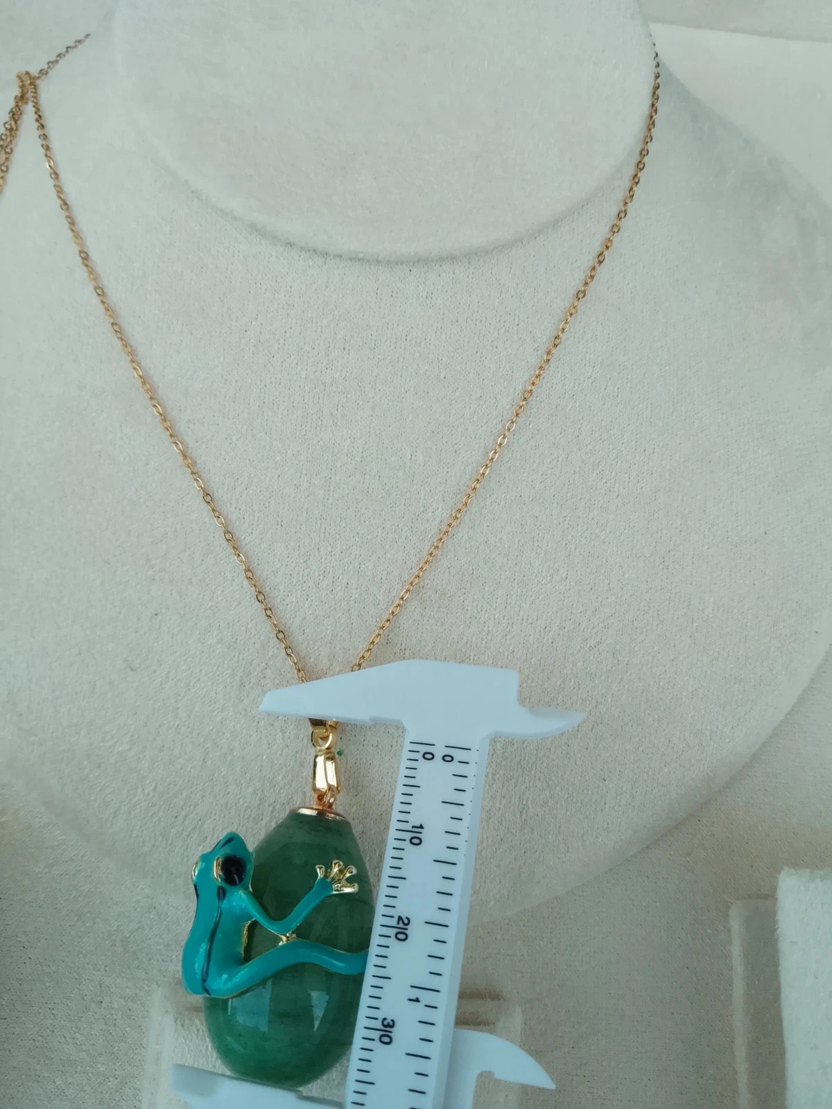Collier pendentif pierre d'aventurine et grenouille accrochée – photo 3